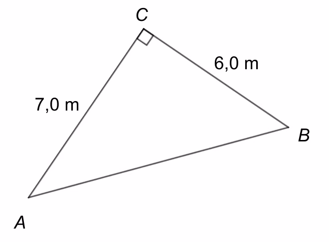 Trekant ABC med rett vinkel i C. Kateten AC er 7,0 m og kateten CB er 6,0 m. Siden AB er hypotenusen