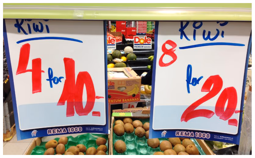 Prisskilt i butikken: «Kiwi 4 for 10,-» og «Kiwi 8 for 20,-»
