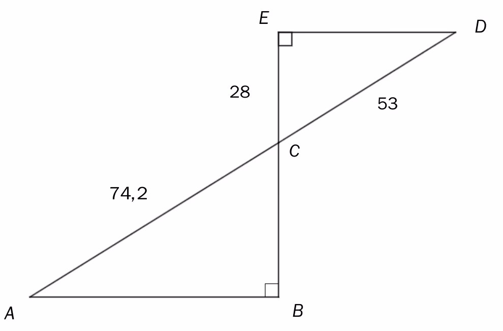 Trekantene ABC og CDE med rette vinkler i B og E, der AC = 74,2, CD = 53 og CE = 28