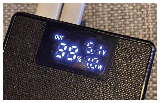 Powerbank-display som viser 5,1 V og 1,0 W