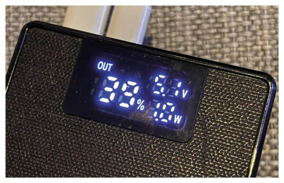 Powerbank-display som viser 5,1 V og 1,0 W