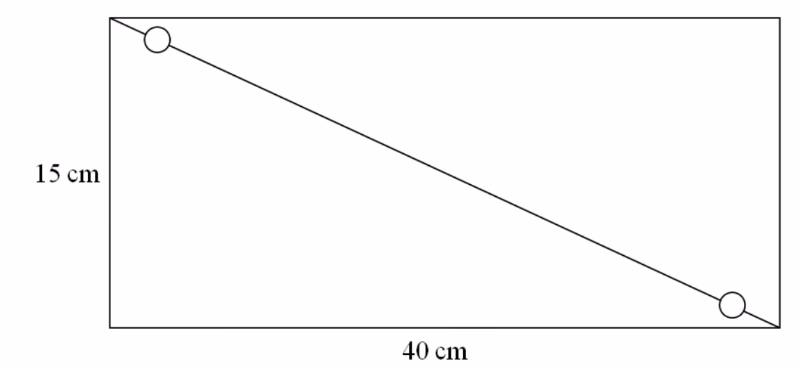 Rektangulær metallplate 40 cm × 15 cm med diagonal og et hull i hver ende av diagonalen