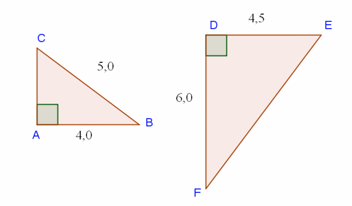 Rettvinklet trekant ABC med AB = 4,0 og BC = 5,0, og rettvinklet trekant DEF med DE = 4,5 og DF = 6,0