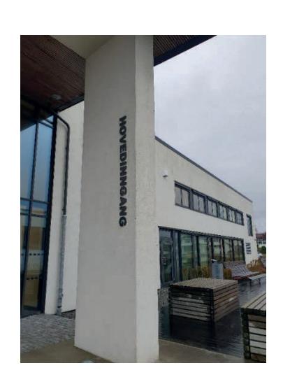 Betongsøyle ved HOVEDINNGANG