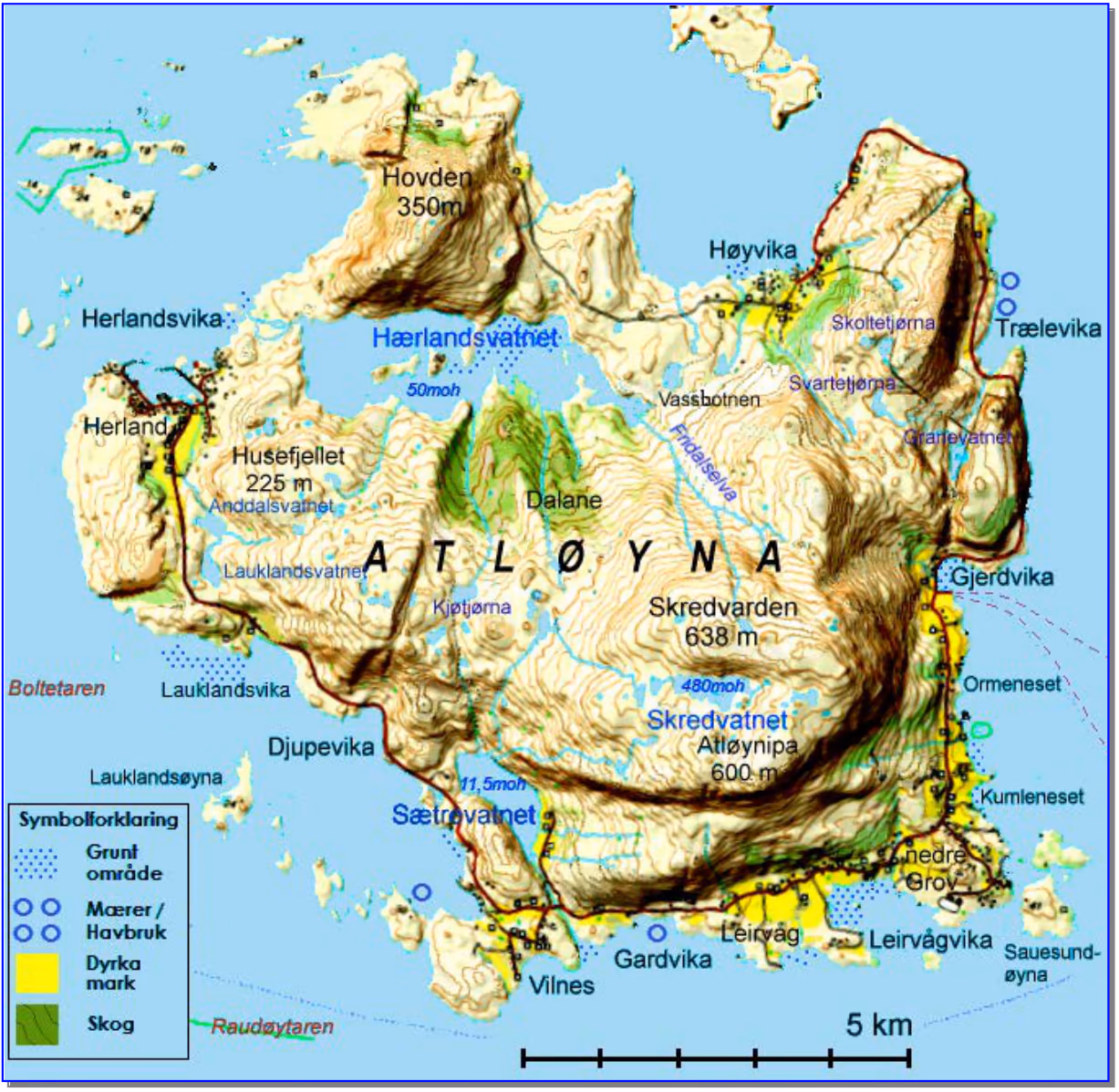 Kart over Atløyna med høydekurver, stedsnavn, vann og elver, blant annet Herland, Hovden (350 m), Hærlandsvatnet (50 moh), Husefjellet (225 m), Skredvarden (638 m), Skredvatnet (480 moh), Atløynipa (600 m) og Sætrevatnet (11,5 moh). Symbolforklaringen viser grunt område, mærer/havbruk, dyrka mark og skog. Målestokk 5 km.