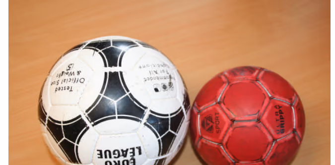 To baller som ligger inntil hverandre på et bord